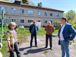 Заместитель главы Александр Черняев совместно с депутатами и коммунальными службами округа посетил микрорайон Фетровой фабрики