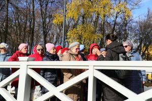 В парке усадьбы Кривякино прошла экскурсия для людей старшего поколения