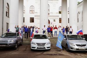 Единороссы организовали автопробег в честь Дня России