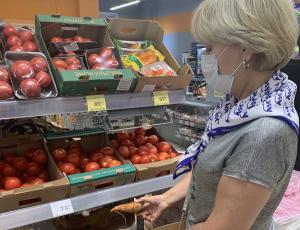 Воскресенские партийцы проверили цены на сезонные продукты 