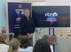 В отделе краеведения Центральной библиотеки им. Инны Гофф прошёл патриотический час "Народные герои Воскресенской земли" для студентов Российской академии туризма (РМАТ), ветеранов и школьников МОУ Лицей им. Стрельцова П.В.