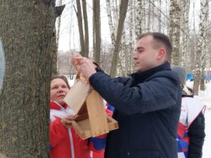 Молодогвардейцы совместно с юнармецами, активистами и сторонниками партии "Единая Россия" приняли участие во Всероссийской акции "Покорми птиц зимой"