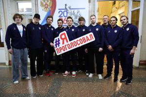 Глава городского округа Воскресенск Алексей Малкин вместе с представителем «Союза женщин России» Асей Исаевой посетили несколько избирательных участков