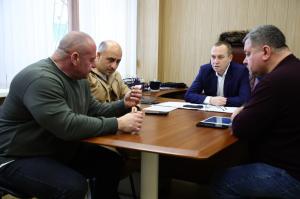 Алексей Малкин вместе со своими заместителями и директором МБУ «Благоустройство и озеленение» обсудили планы весенне-летних работ по благоустройству округа. 