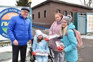 Местные партийцы и спонсоры подарили детям сладкие подарки