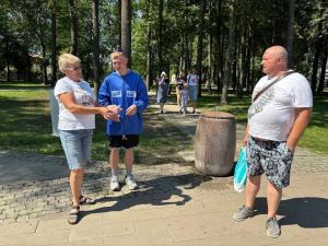 Воскресенские партийцы и молодогвардейцы традиционно помогают в проведении выездной диспансеризации в парке усадьбы Кривякино