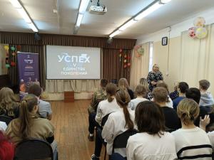 В рамках цикла патриотических мероприятий «Единой России» «Успех в единстве поколений» в МОУ «СОШ имени Героя России лётчика-испытателя Сергея Рыбникова» в Чемодурово прошло мероприятие для учащихся 8-11 классов «Волонтёры-добровольцы»