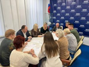 В Общественной приемной партии «Единая Россия» состоялось заседание Дискуссионного клуба, объединившее членов и сторонников партии, представителей некоммерческих организаций (НКО) и Общественной палаты