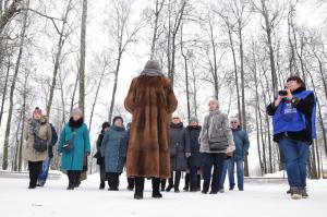 В парке усадьбы Кривякино прошла экскурсия для пожилых людей