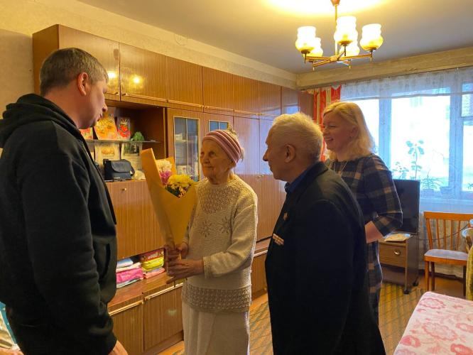 Партийцы Воскресенска поздравили с наступающим Международным женским днём Лидию Чёрную Партийцы Воскресенска поздравили с наступающим Международным женским днём Лидию Чёрную