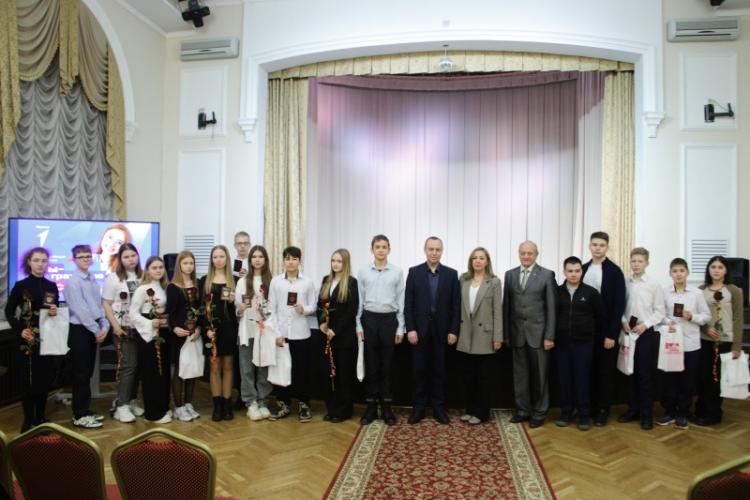 Вручение первых паспортов Вручение первых паспортов