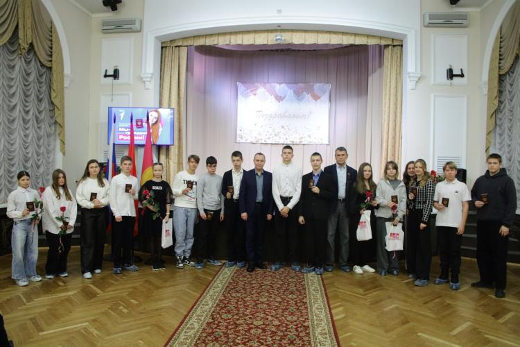 Вручение паспортов Вручение паспортов