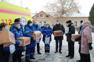 Партийцы вручили подарки врачам скорой помощи