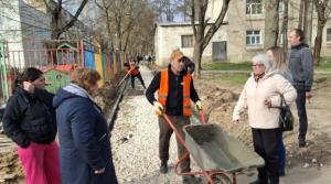 В рамках партийного проекта Единой России «Городская среда» состоялся выезд на ремонт дороги вблизи детского сада «Веснушка»