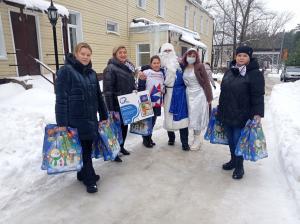 Воскресенские партийцы поздравили маленьких пациентов «Доброй комнаты»