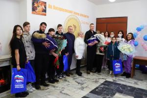Единороссы Воскресенска поздравили молодых мам с праздником