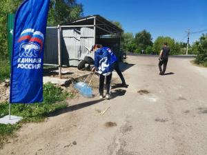 Активисты и сторонники местного отделения партии «Единая Россия» привели в надлежащий вид контейнерную площадку
