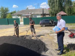 Воскресенский партактив проверил ход работ по строительству детского городка