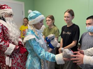 Воскресенские партийцы поздравили маленьких пациентов «Доброй комнаты»