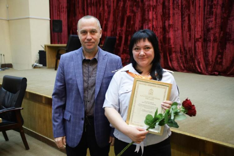 Сегодняшнее оперативное совещание начали с награждений. Сегодняшнее оперативное совещание начали с награждений.