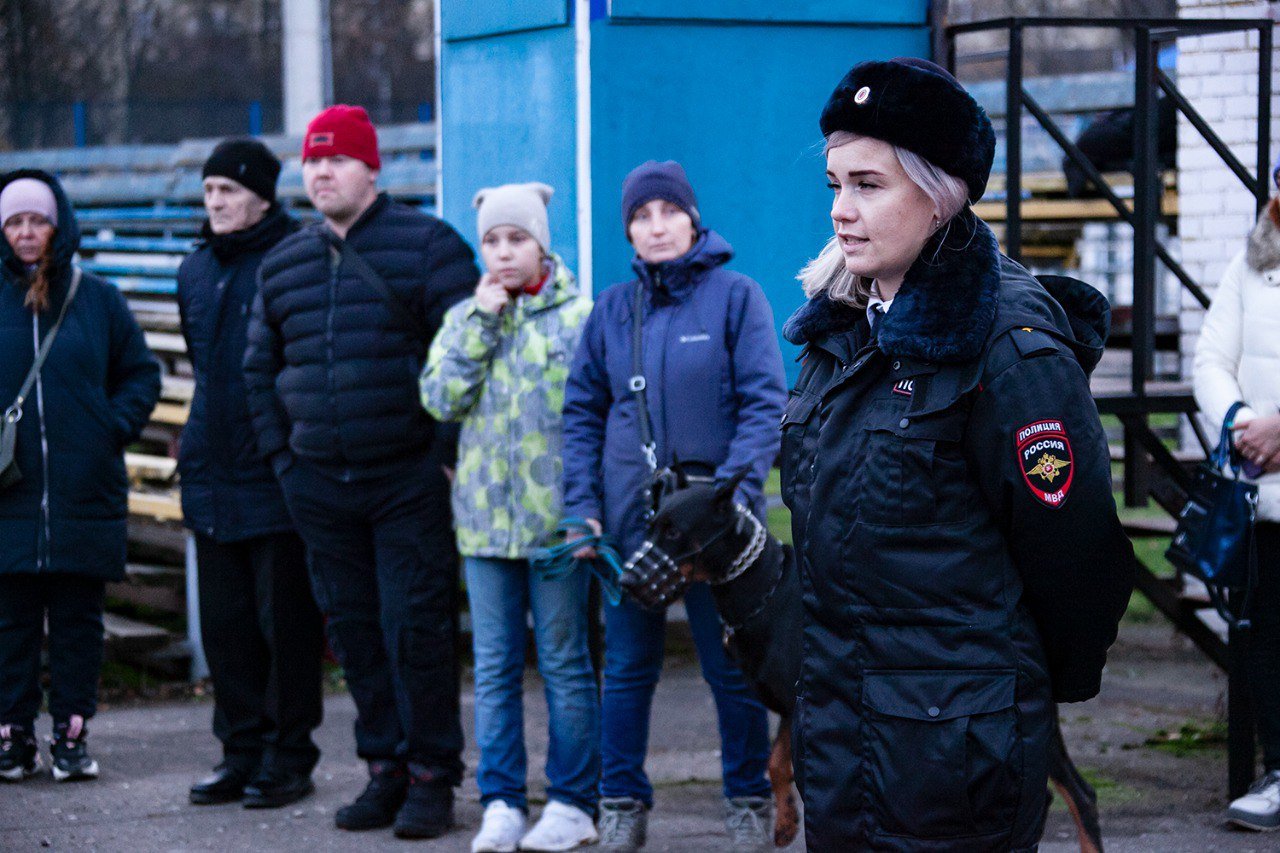 Новости воскресенска. Девочка Россия. Фото полиция в маске МВД Казань.