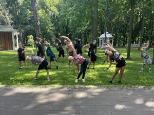 В парке усадьбы Кривякино в рамках акции «Добрососедское лето» федерального проекта Единой России «Школа ЖКХ» партийцы и сторонники организовали Всероссийскую соседскую зарядку