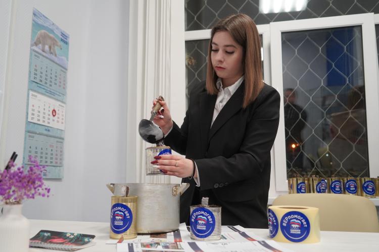 Воскресенские активисты и сторонники партии «Единая Россия» организовали мастер-класс по блиндажным свечам
