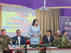 Единороссы Воскресенска и школьники почтили память Героев Отечества 