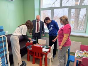 Активисты и сторонники местного отделения партии «Единая Россия» побывали в "Доброй комнате"