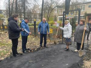 Единороссы проверили состояние дорожек у детского сада 