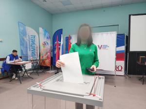Жена участника специальной военной операции проголосовала в Воскресенске