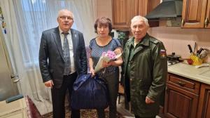 В преддверии Дня матери руководитель фракции «Единая Россия» в Совете депутатов Воскресенска Сергей Слепов навестил Светлану Калинину, чей сын погиб в зоне СВО