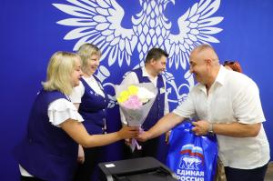 Партийцы Воскресенска поздравили работников почты с профессиональным праздником