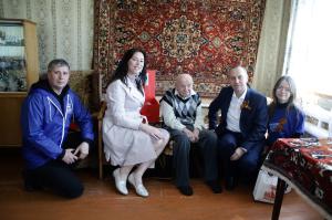 Воскресенские единороссы поздравляют ветеранов
