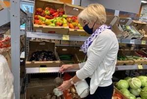 Продолжается проверка цен на сезонные продукты