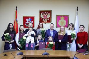 Алексей Малкин вручил свидетельства на получение социальной выплаты для приобретения жилого помещения или строительства дома на территории Московской области пяти молодым семьям нашего городского округа