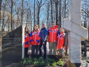Партийцы Воскресенска привели в порядок памятник воинам, погибших от ран в госпиталях 