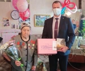 Труженицу тыла поздравили с 90-летним юбилеем