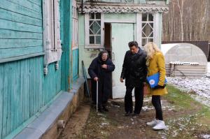 Партийцы и сторонники «Единой России» навестили одинокую бабушку