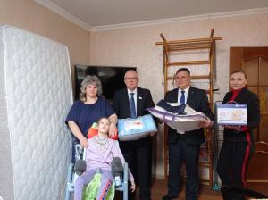 Активисты воскресенского отделения партии «Единая Россия» оказали материальную помощь ребёнку-инвалиду