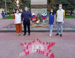 Единороссы, молодогвардейцы, волонтеры и жители Воскресенска приняли участие в акции «Свеча Памяти»