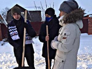 Волонтеры помогают чистить дороги от снега