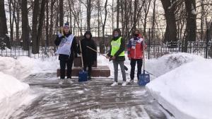 Волонтеры расчистили снег у памятников воинам-защитникам