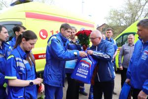 Активисты «Единой России» поздравили сотрудников скорой помощи с профессиональным праздником