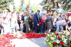 Партийцы и сторонники "Единой России" возложили цветы к мемориалу