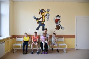Воскресенские партийцы организовали роспись стен в детской больнице