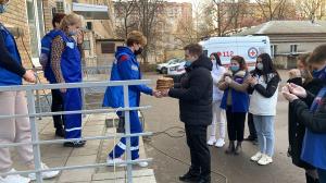 Активисты партии и молодогвардейцы поздравили коллектив станции Скорой помощи с Днем народного единства