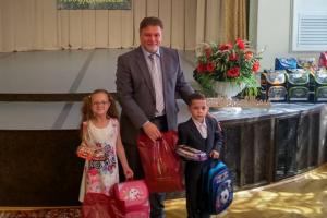 Партийцы и сторонники «Единой России» собирают детей в школу
