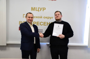 Алексей Малкин продолжает вручать сертификаты участникам программы Московской области «Переселение граждан из аварийного жилищного фонда»