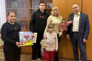 Партийцы Воскресенска встретились с участником СВО и его семьей, где воспитываются трое детей